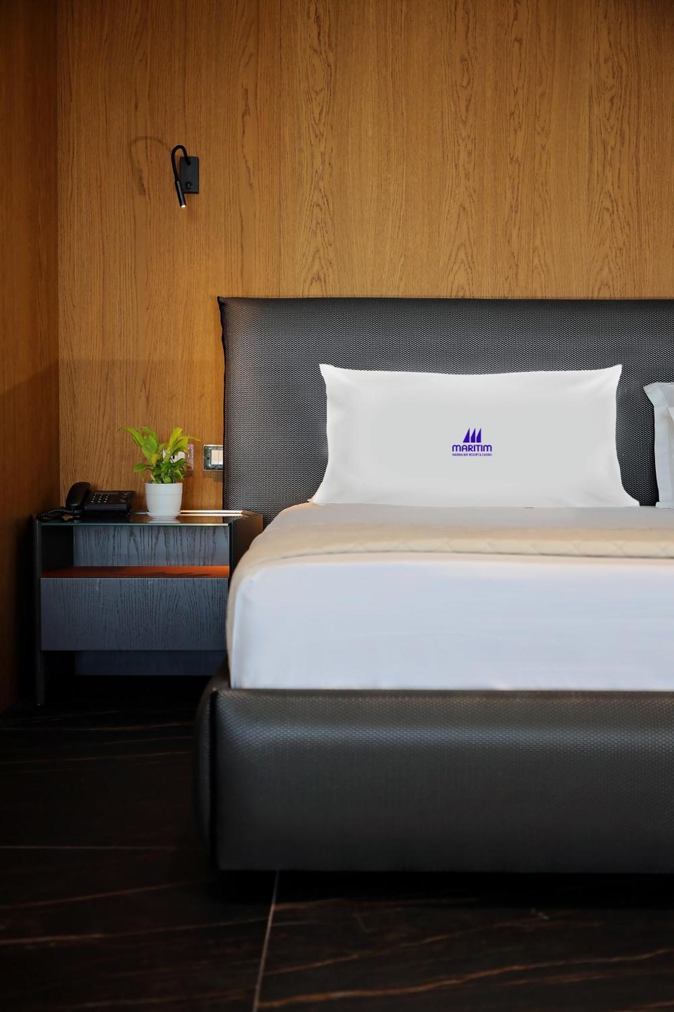 Maritim Marina Bay Resort Spa & Casino Adult Friendly Vlorë Екстериор снимка A pillow with the Maxim logo