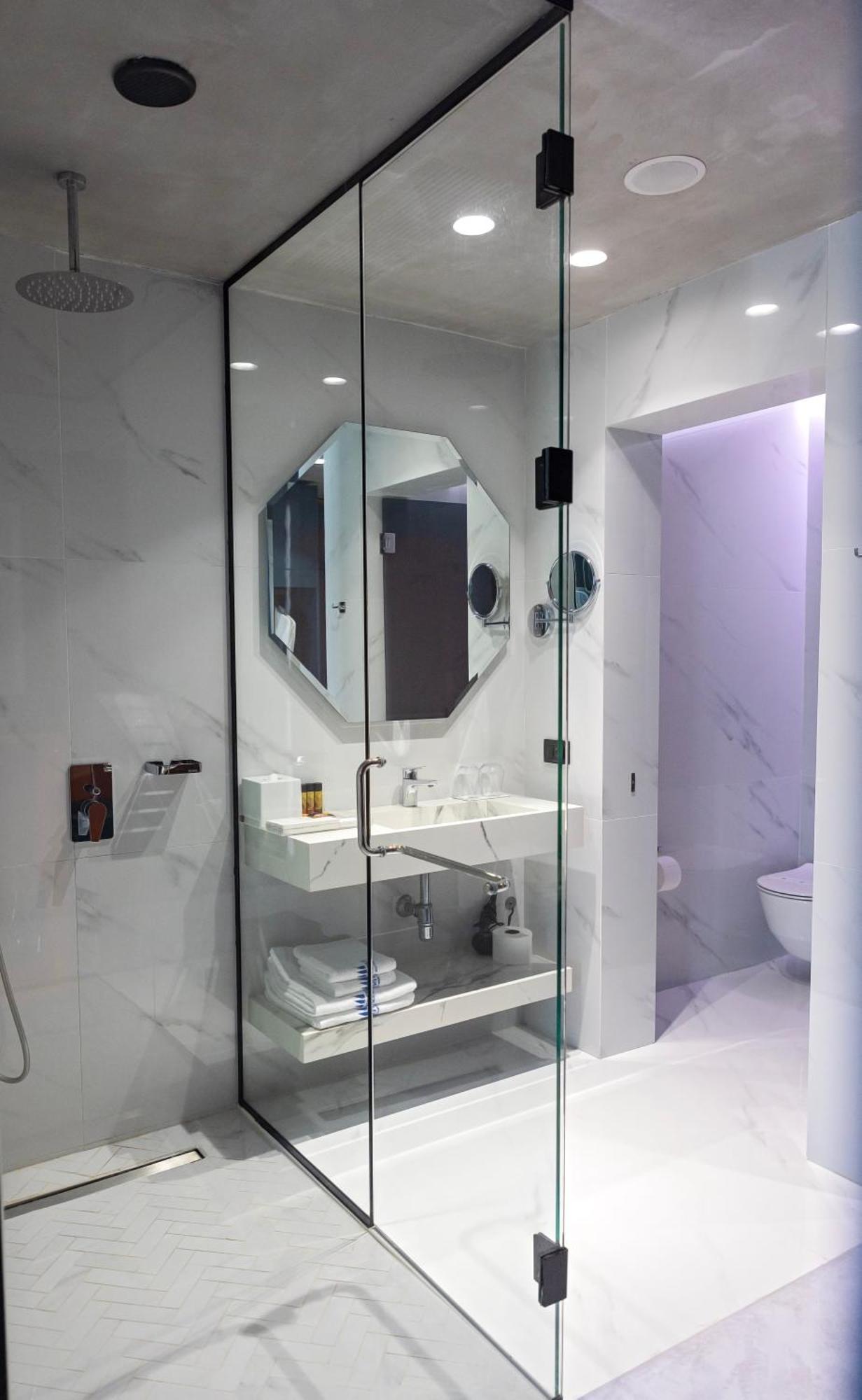 Maritim Marina Bay Resort Spa & Casino Adult Friendly Vlorë Екстериор снимка A bathroom in a hotel