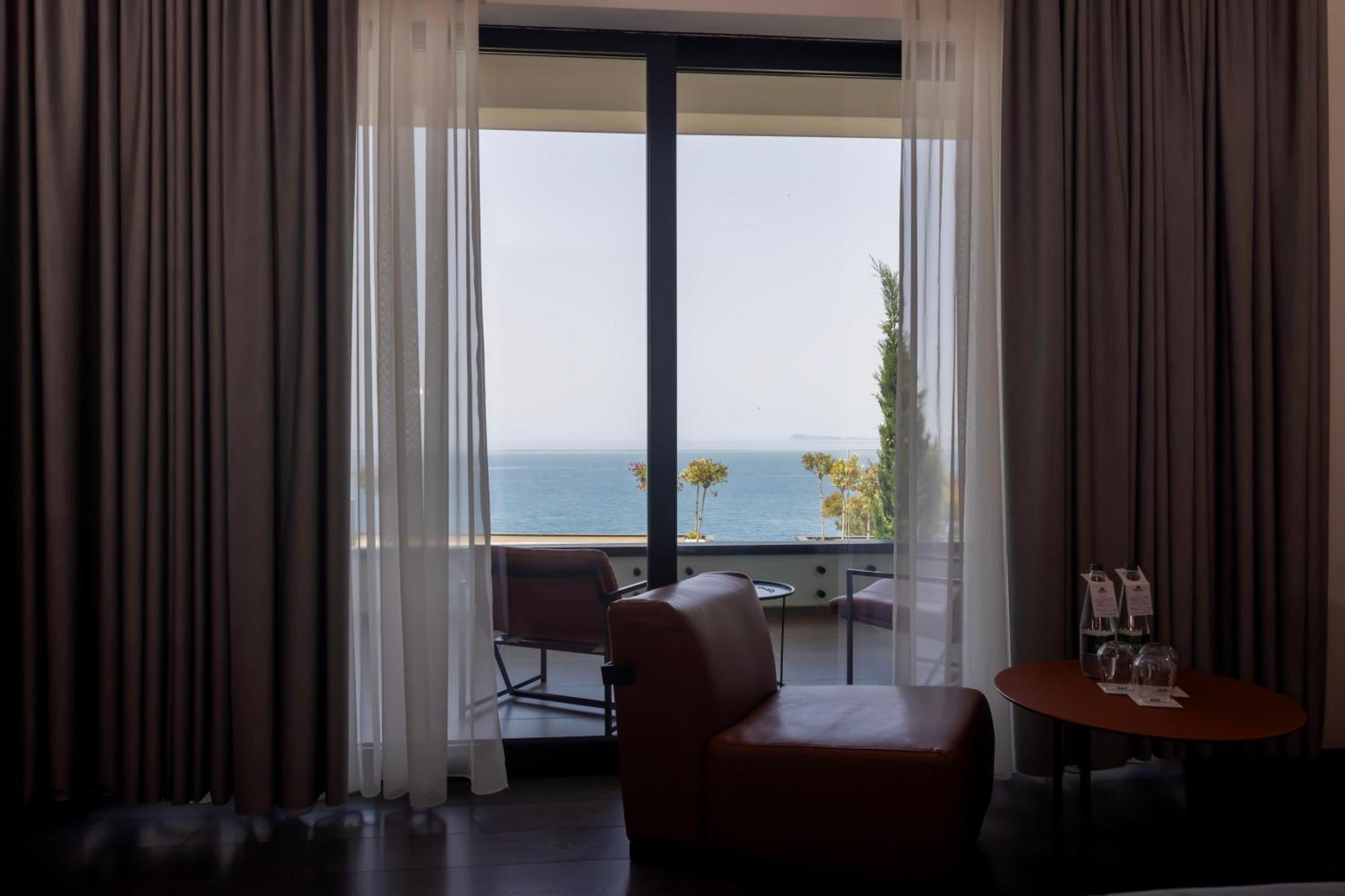 Maritim Marina Bay Resort Spa & Casino Adult Friendly Vlorë Екстериор снимка A room at the hotel
