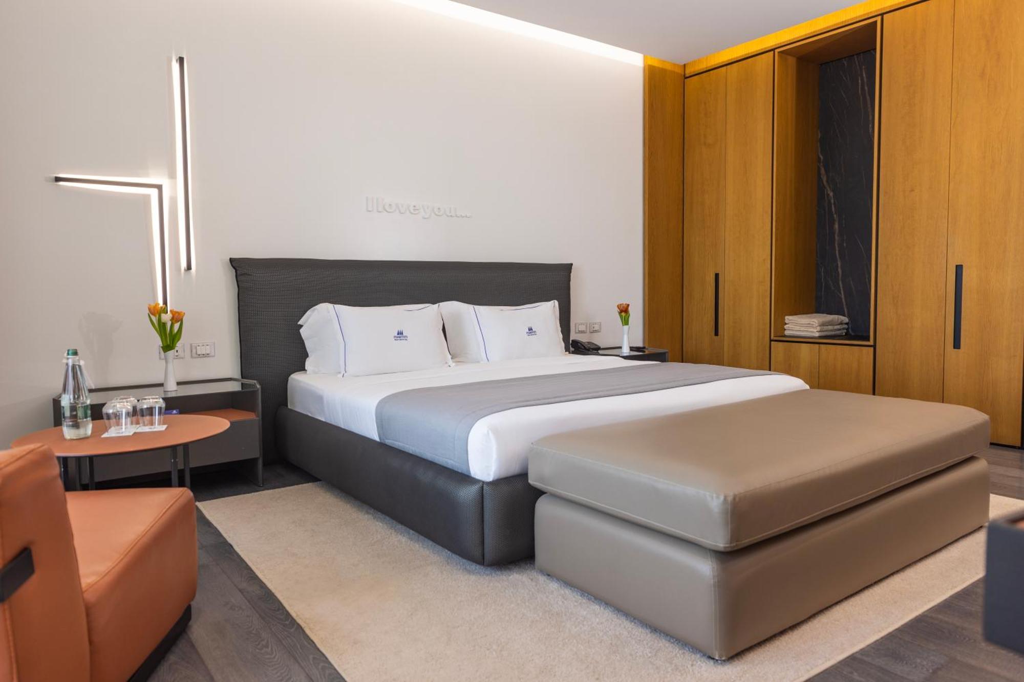 Maritim Marina Bay Resort Spa & Casino Adult Friendly Vlorë Екстериор снимка A bedroom at the hotel