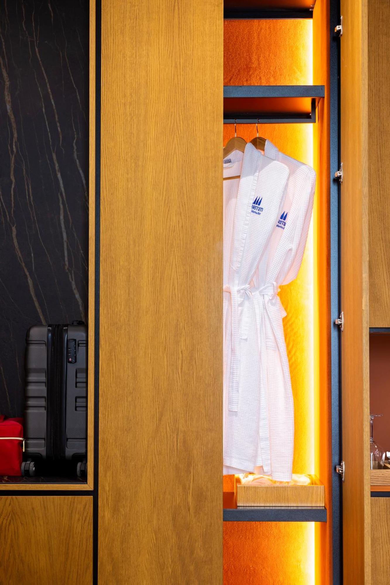 Maritim Marina Bay Resort Spa & Casino Adult Friendly Vlorë Екстериор снимка A bathrobe hanging on a door
