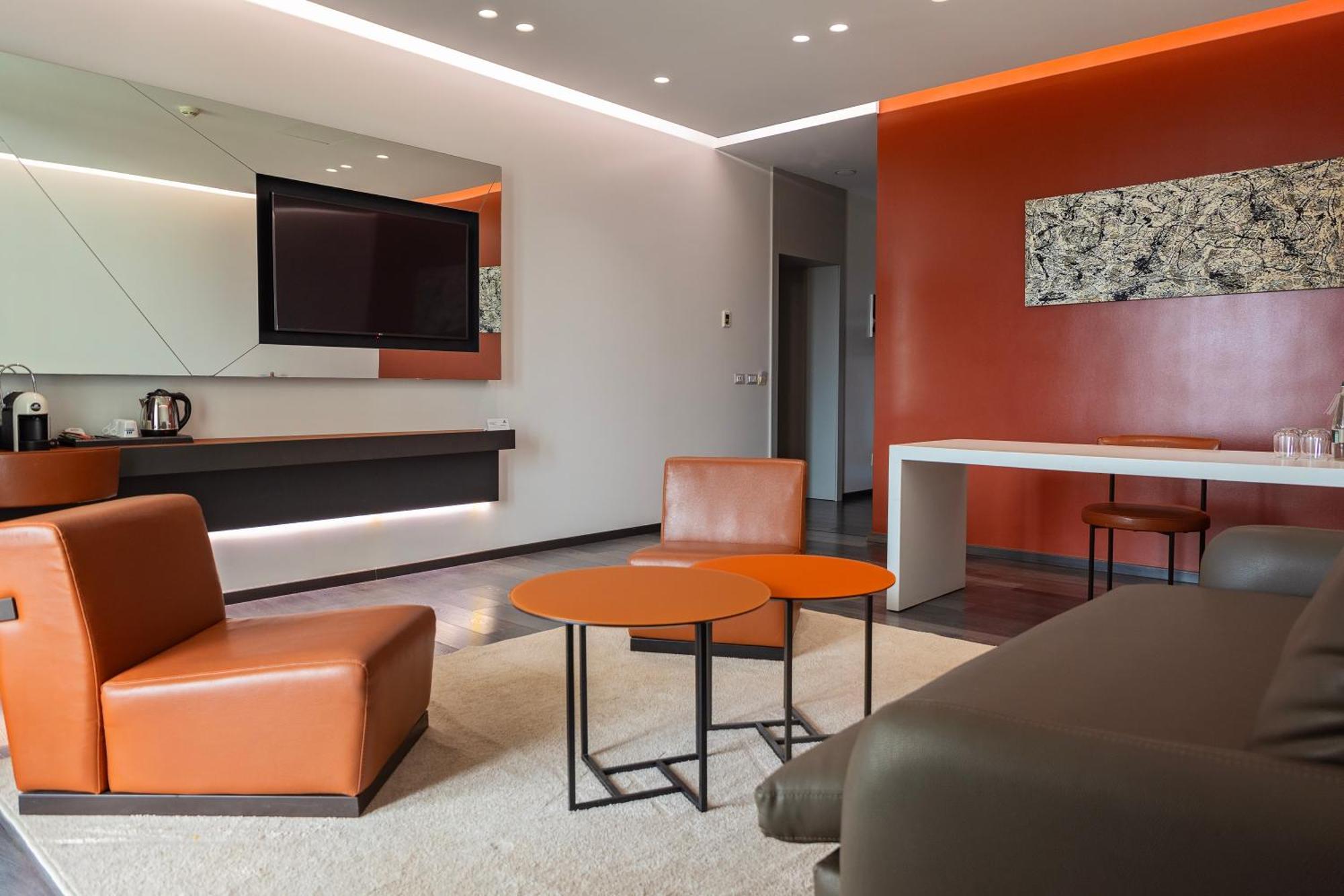 Maritim Marina Bay Resort Spa & Casino Adult Friendly Vlorë Екстериор снимка A suite at the airport