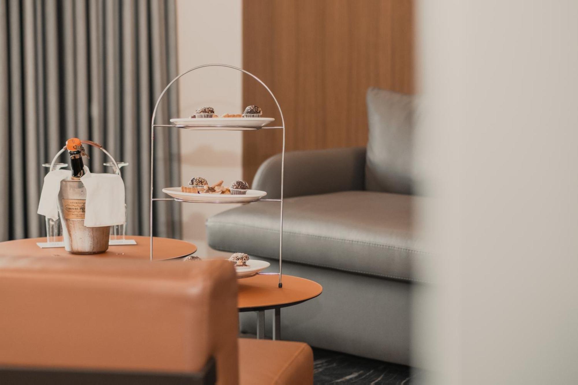 Maritim Marina Bay Resort Spa & Casino Adult Friendly Vlorë Екстериор снимка A three-tiered serving tray