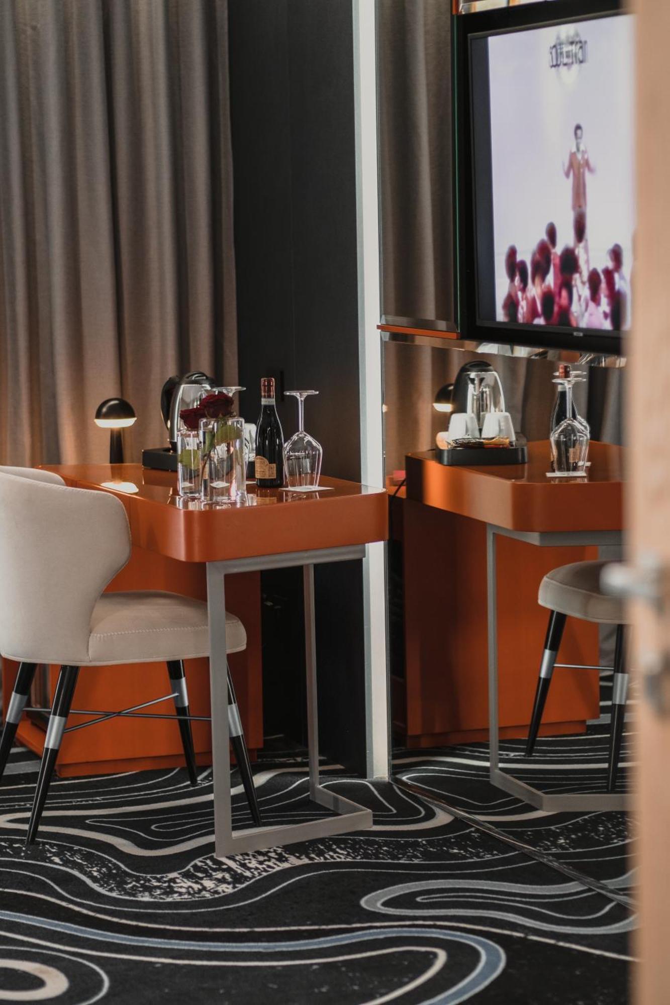 Maritim Marina Bay Resort Spa & Casino Adult Friendly Vlorë Екстериор снимка A bar in a hotel room