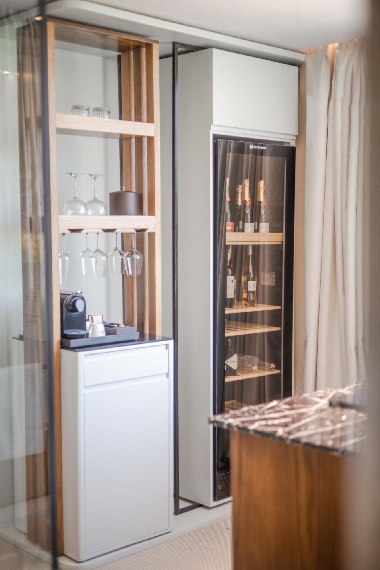 Maritim Marina Bay Resort Spa & Casino Adult Friendly Vlorë Екстериор снимка A wine refrigerator